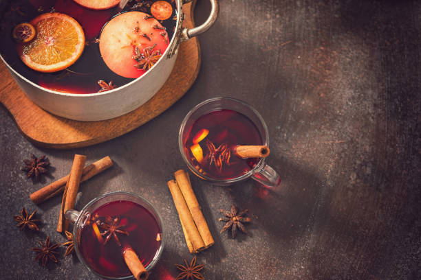 navidad caliente vino - mulled wine punch cocktail christmas fotografías e imágenes de stock