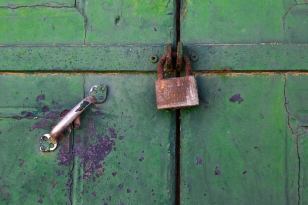 estação de trem, portugal, - staple locking lock vehicle door - fotografias e filmes do acervo