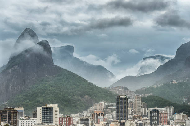 zona sul leblon rocinha dois irmãos nublado dia tempestuoso - ipanema district - fotografias e filmes do acervo