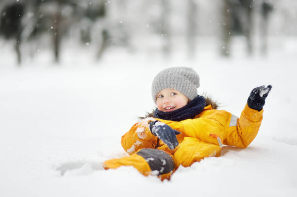 petit garçon s’amuser dans la neige - 6995 photos et images de collection