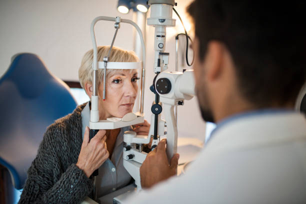 mulher tendo um exame no consultório do oftalmologista. - eye exam senior adult medical equipment men - fotografias e filmes do acervo