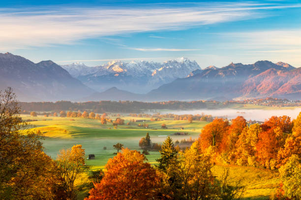 murnauer モース - バック グラウンドでツークシュピッツェ ババリア地方の秋の風景します。 - wetterstein mountains bavaria mountain forest ストックフォトと画像