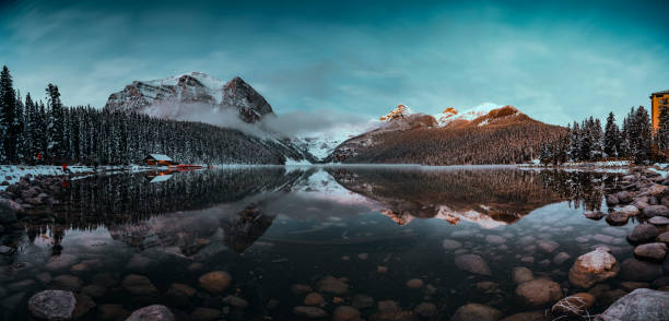 lake louise,vista invernale - lake louise national park landscape forest foto e immagini stock