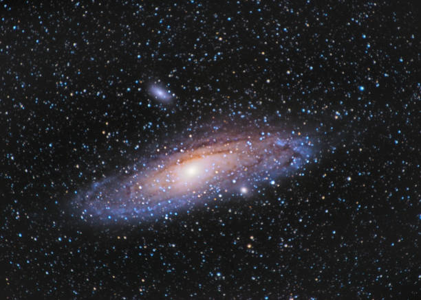 m31, galaxia de andrómeda sobre montañas de entzia en españa - galaxia andrómeda fotografías e imágenes de stock