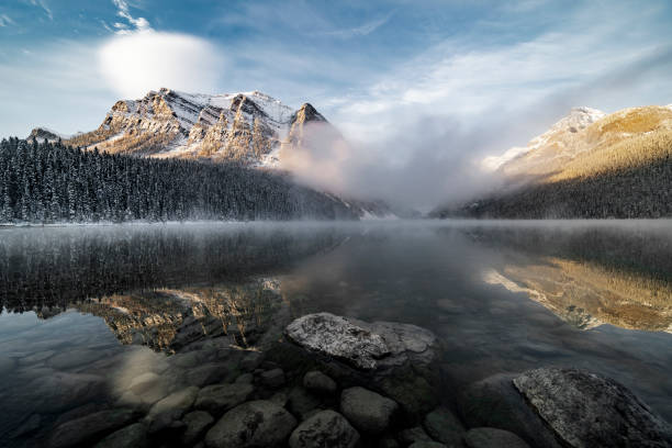 レイク ・ ルイーズ、冬景色 - rocky mountains canada mountain winter ストックフォトと画像