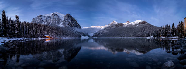 lake louise nella sera d'inverno - lake louise national park landscape forest foto e immagini stock