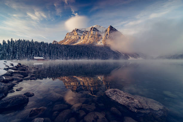 レイク ・ ルイーズ、冬景色 - rocky mountains canada mountain winter ストックフォトと画像