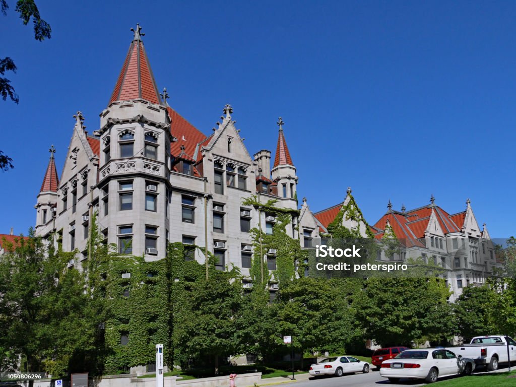 University of Chicago University of Chicago along 57th street, view of vine covered gothic buildings University Of Chicago Stock Photo