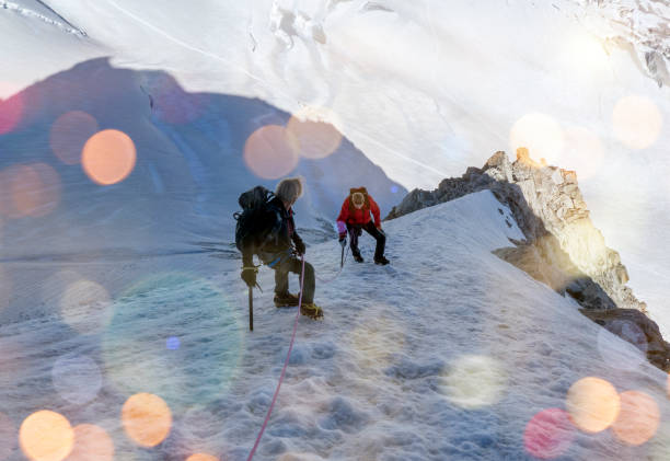 雪に覆われた斜面の登山者 - leading climbing red moving up ストックフォトと画像