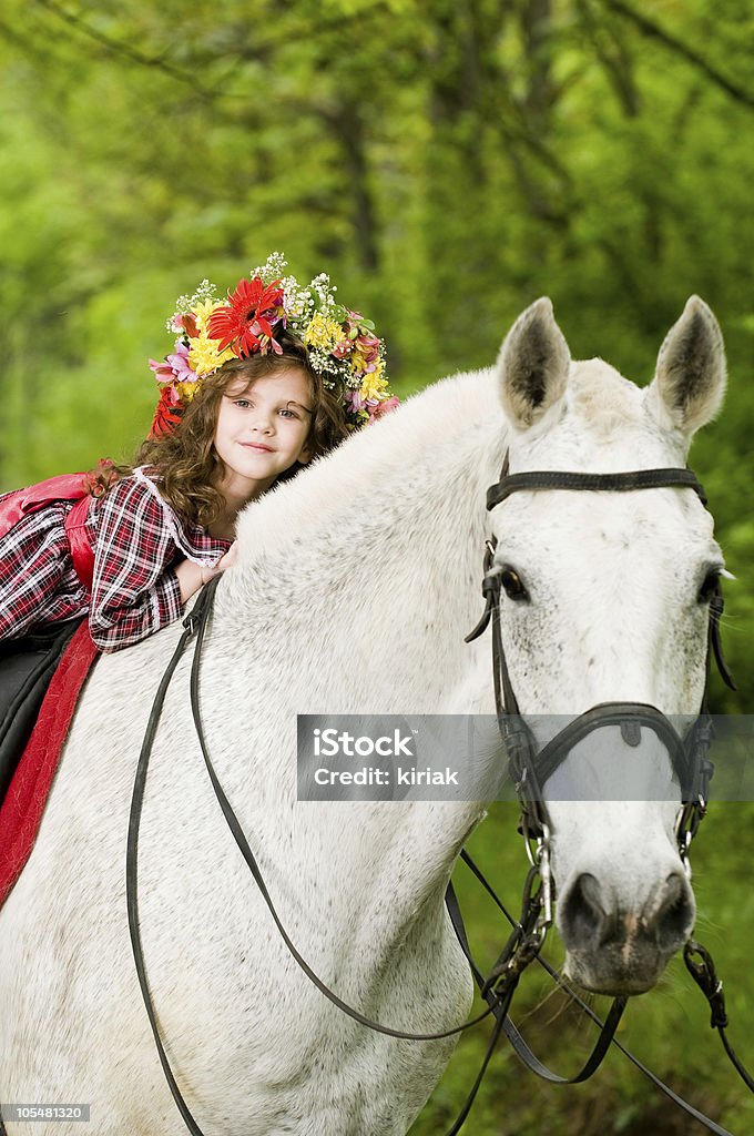 Ładny mały Dziewczyna w Wieniec kwiatowy - Zbiór zdjęć royalty-free (Biały)