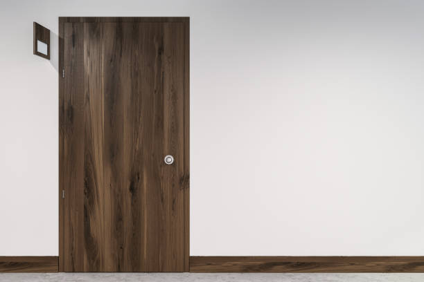 puerta de madera cerrada en un hotel - corridor entrance hall door wall fotografías e imágenes de stock