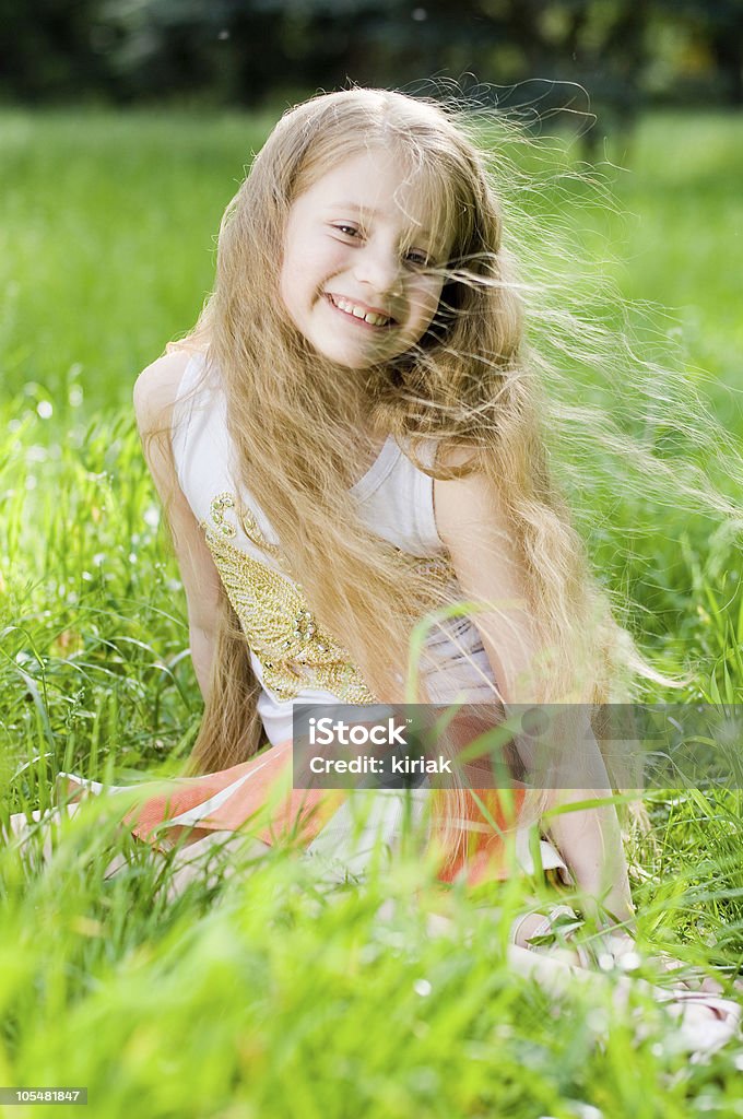 Bambina in perfetta Erba verde - Foto stock royalty-free di Abbigliamento
