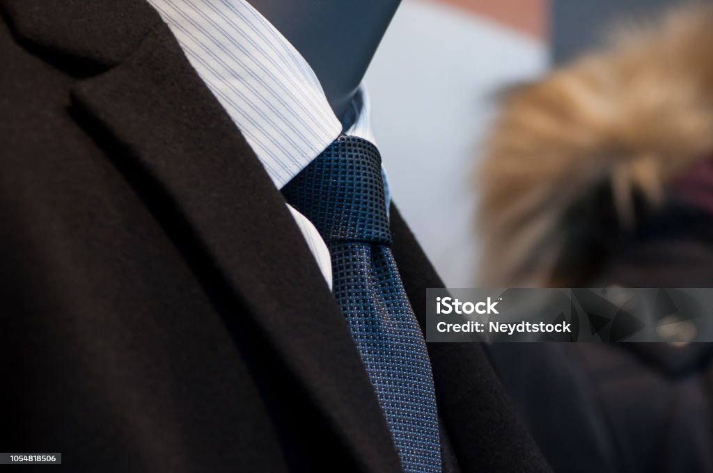 Corbata Y Camisa Blanca En El Maniquí En Una Sala De Exposición De Tienda De  Moda Para Hombres Foto de stock y más banco de imágenes de Accesorio  personal - iStock