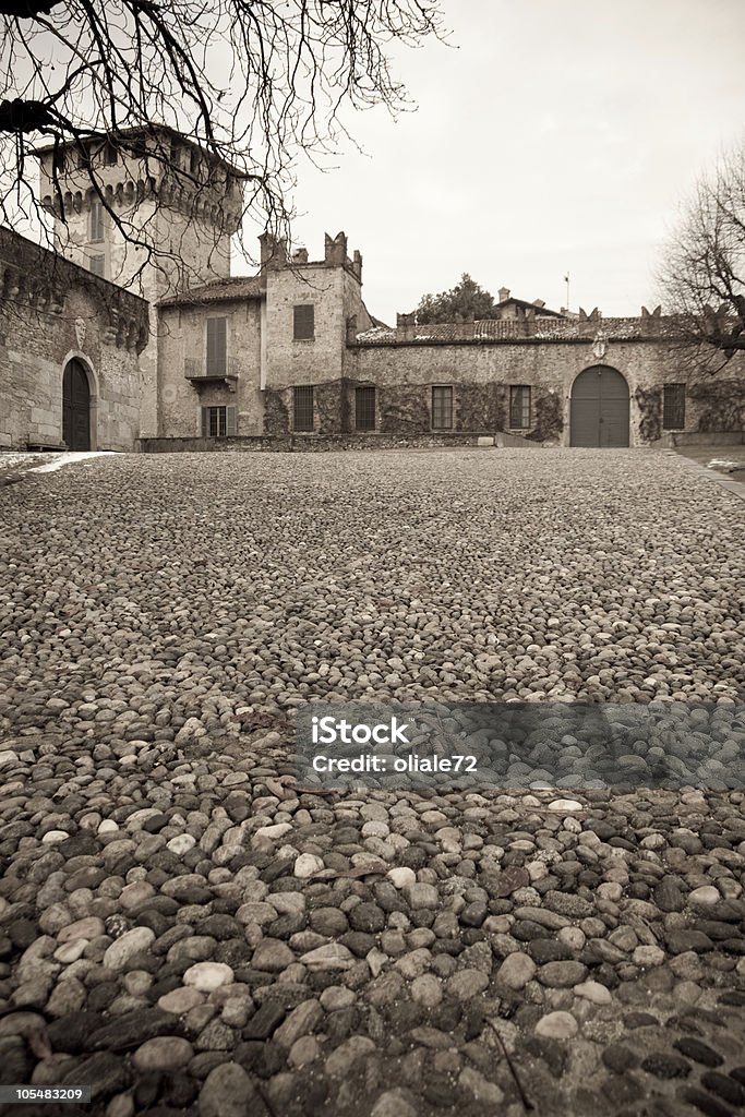 Visconti's Castle, Somma Lombardo – Sépia imagem - Foto de stock de Antigo royalty-free