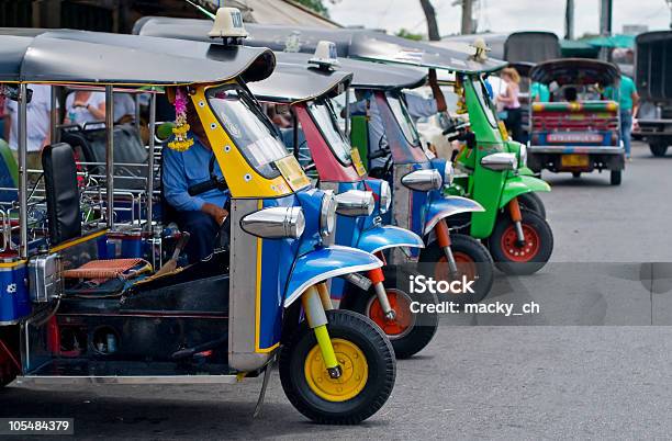 Tuk Tuks Em Banguecoque - Fotografias de stock e mais imagens de Auto-Riquexó - Auto-Riquexó, Azul, Banguecoque