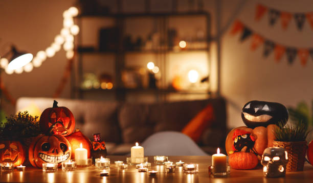 intérieur de la maison décorée avec fête de l’halloween - halloween decoration photos et images de collection