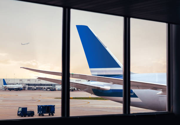 vue de la queue de fuselage d’avion avec fret par la fenêtre à l’aéroport - airport usa business ohare airport photos et images de collection