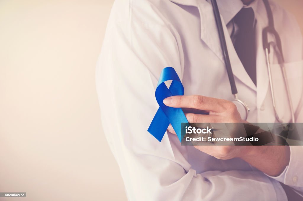 Mains de médecin sur le ruban bleu, de diabète et de sensibilisation au Cancer Colorectal - Photo de Cancer colorectal libre de droits