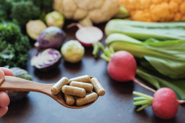 アブラナ科の野菜のカプセル、健康的な食事のサプリメントします。 - nutritional supplement ストックフォトと画像