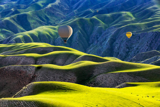 sıcak hava balonu uçan karajun otlak, sincan eyaletinde, çin üzerinde - china balloon stok fotoğraflar ve resimler