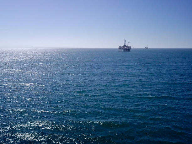 fraturamento hidráulico offshore ou fracking plataforma petrolífera - oil rig sea oil well oil drill - fotografias e filmes do acervo