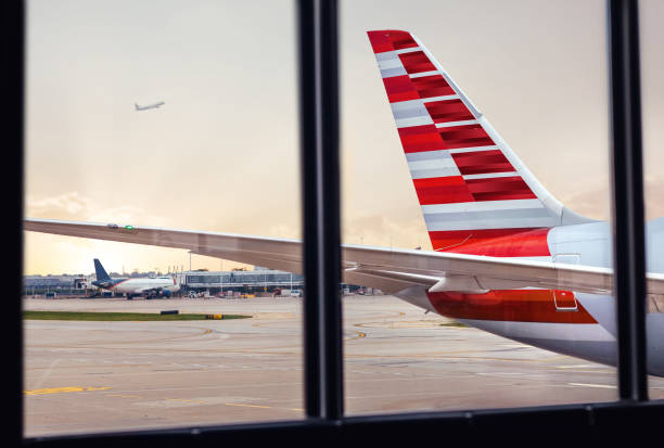вид хвоста фюзеля�жа самолета через окно в аэропорту - chicago built structure business forecasting стоковые фото и изображения