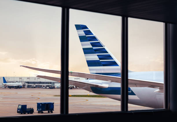 вид хвоста фюзеляжа самолета через окно в аэропорту - chicago built structure business forecasting стоковые фото и изображения