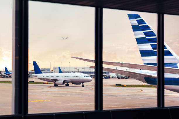 空港の窓から飛行機胴体・尾翼のビュー - chicago built structure business forecasting ストックフォトと画像