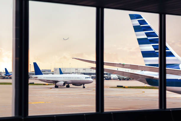 вид хвоста фюзеляжа самолета через окно в аэропорту - chicago built structure business forecasting стоковые фото и изображения