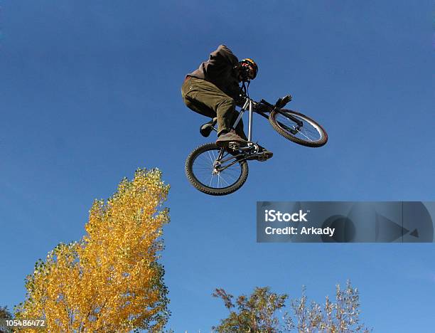 Foto de Salto e mais fotos de stock de Mountain Bike - Bicicleta - Mountain Bike - Bicicleta, Pular, Adulto