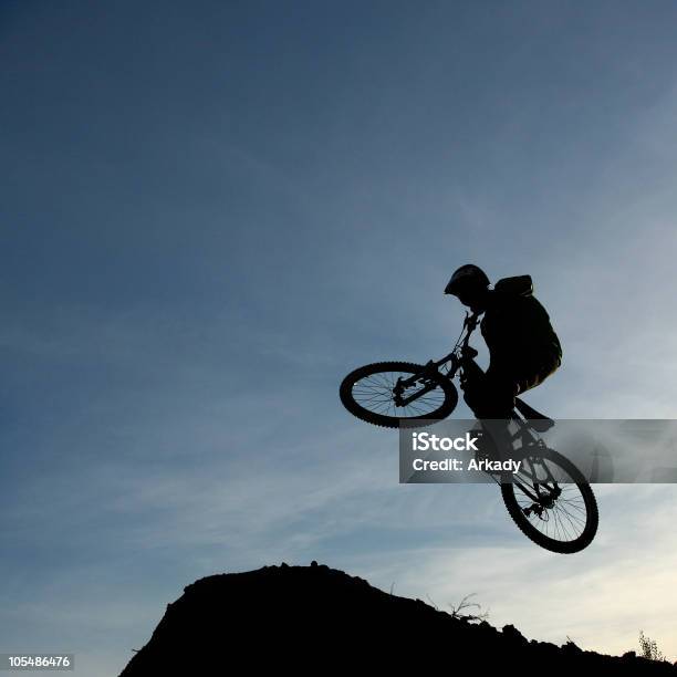 Jump Foto de stock y más banco de imágenes de Mountain Bike - Mountain Bike, Saltar - Actividad física, Panfleto - Documento