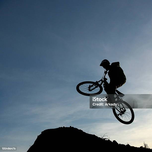 Foto de Salto e mais fotos de stock de Mountain Bike - Bicicleta - Mountain Bike - Bicicleta, Pular, Folheto - Documento