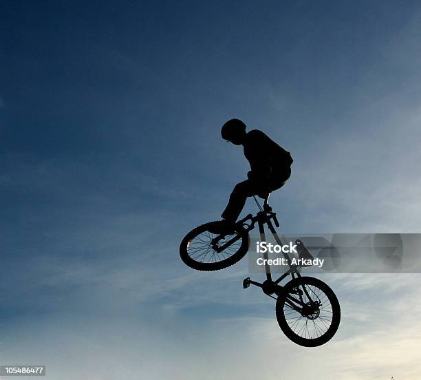 Foto de Salto e mais fotos de stock de Acidente - Acidente, Amortecedor, Artigo de vestuário para cabeça