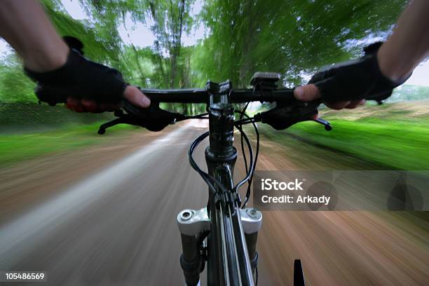Accelerando In Bicicletta - Fotografie stock e altre immagini di Affilato - Affilato, Attività fisica, Bicicletta