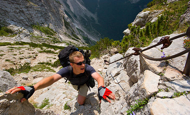 alpinista arrampicata in julian alpi. del triglav. slovenia - surpass foto e immagini stock