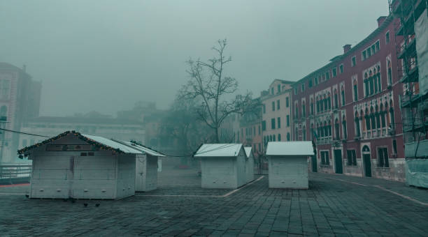 nebbia di halloween a venezia italia, surreale paesaggio urbano - building exterior fog street halloween foto e immagini stock