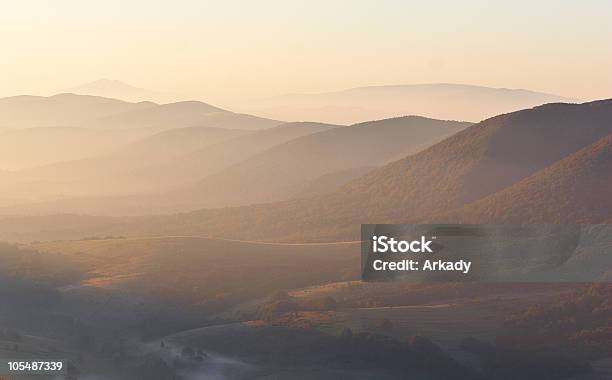 Hermoso Paisaje Foto de stock y más banco de imágenes de Cadena de montañas - Cadena de montañas, Color - Tipo de imagen, Fondos