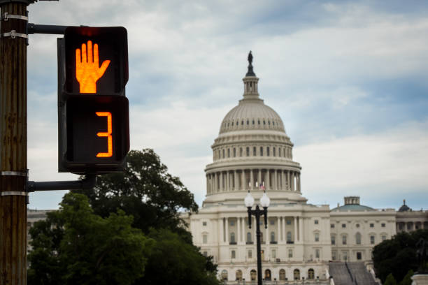 conceptual washington dc capitol building traffic light counting - third party imagens e fotografias de stock