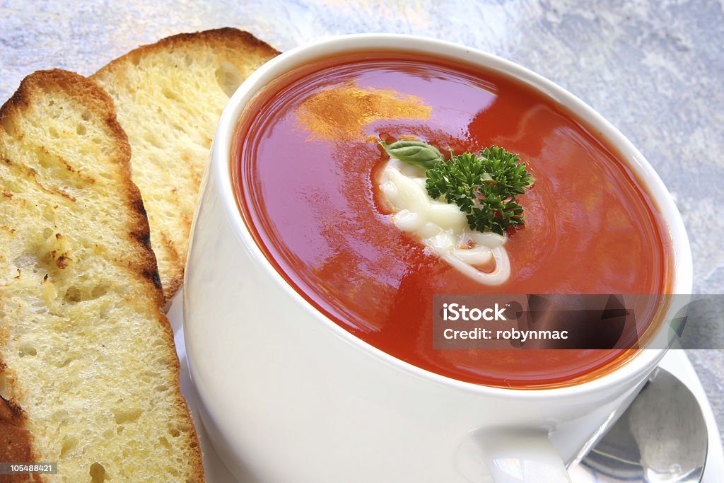 Sopa de tomate con pan tostado turco - Foto de stock de Albahaca libre de derechos