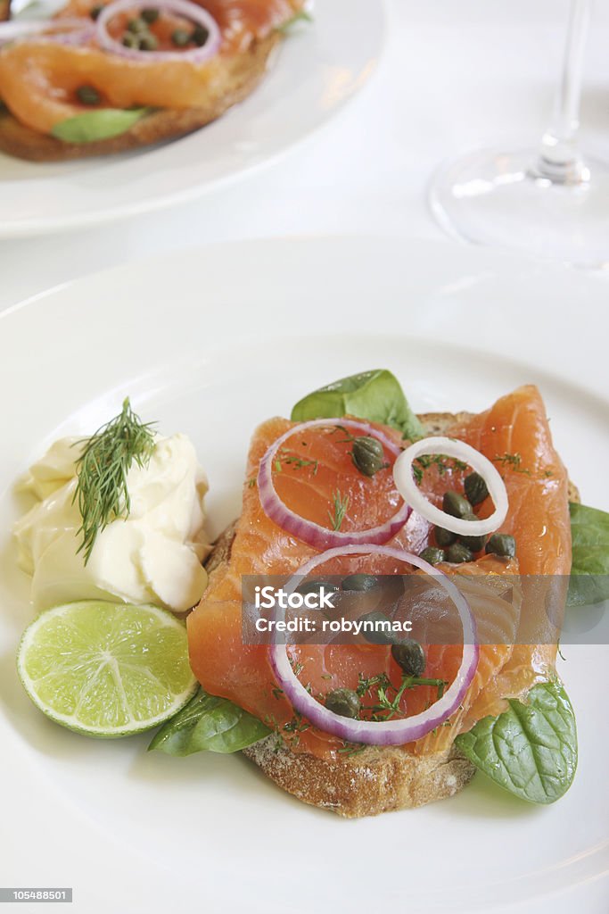 Salmón ahumado aperitivos - Foto de stock de Alcaparra libre de derechos