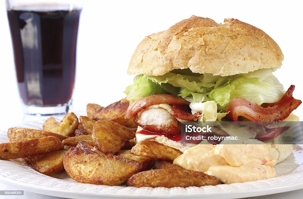 Hähnchen und Bacon Burger mit Kartoffelschnitz - Lizenzfrei Cheeseburger mit Speck Stock-Foto