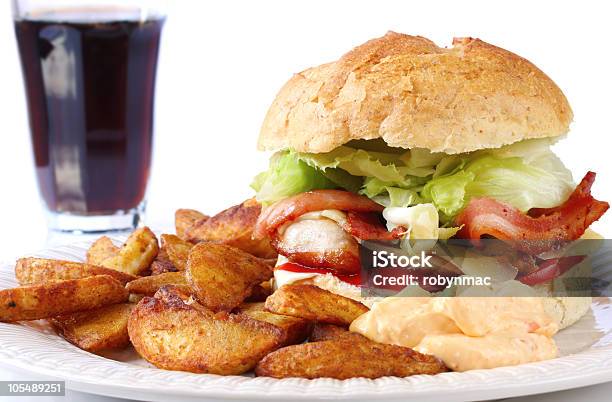 Hähnchen Und Bacon Burger Mit Kartoffelschnitz Stockfoto und mehr Bilder von Cheeseburger mit Speck - Cheeseburger mit Speck, Huhn - Geflügelfleisch, Alkoholfreies Getränk