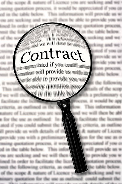 verifique o contrato - condition text magnifying glass contract imagens e fotografias de stock