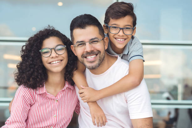 smiling people - human teeth child smiling family imagens e fotografias de stock