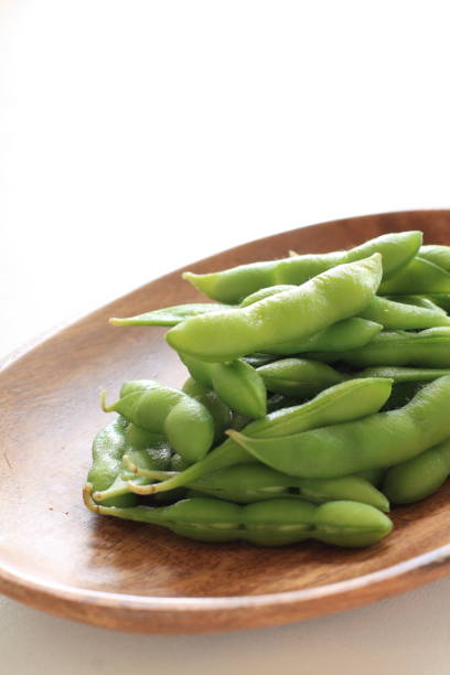 japanische sommer essen, boiled soja pod - soybean bean edamame pod stock-fotos und bilder