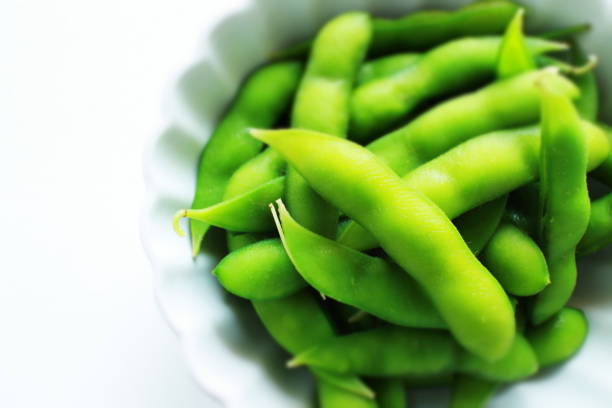 japanische sommer essen, boiled soja pod - soybean bean edamame pod stock-fotos und bilder