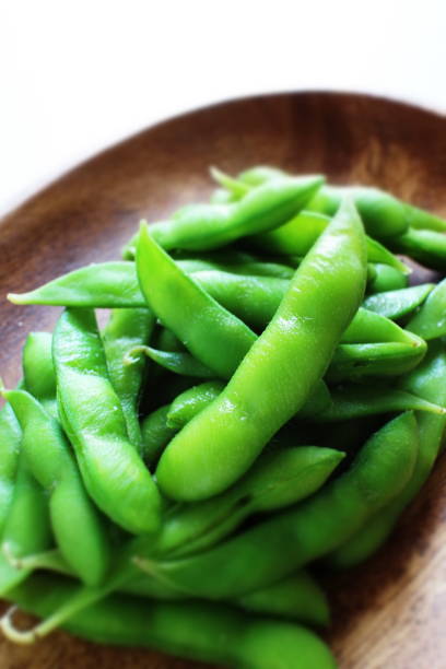 japanische sommer essen, boiled soja pod - soybean bean edamame pod stock-fotos und bilder