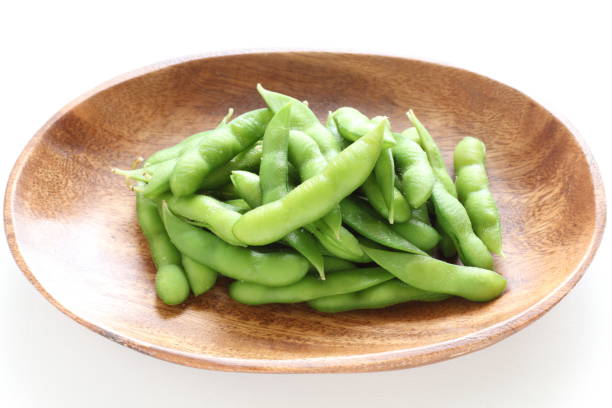 japanische sommer essen, boiled soja pod - soybean bean edamame pod stock-fotos und bilder