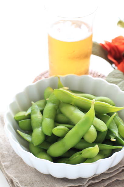 japanische sommer essen, boiled soja pod - soybean bean edamame pod stock-fotos und bilder