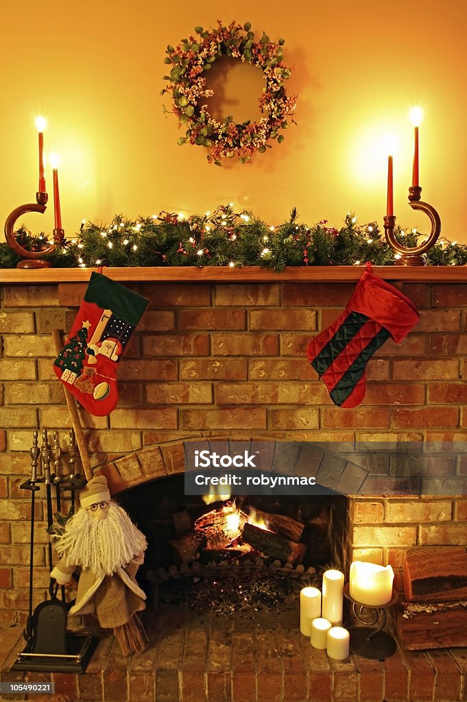 Navidad junto a la chimenea - Foto de stock de Chimenea - Construcción para calentarse libre de derechos